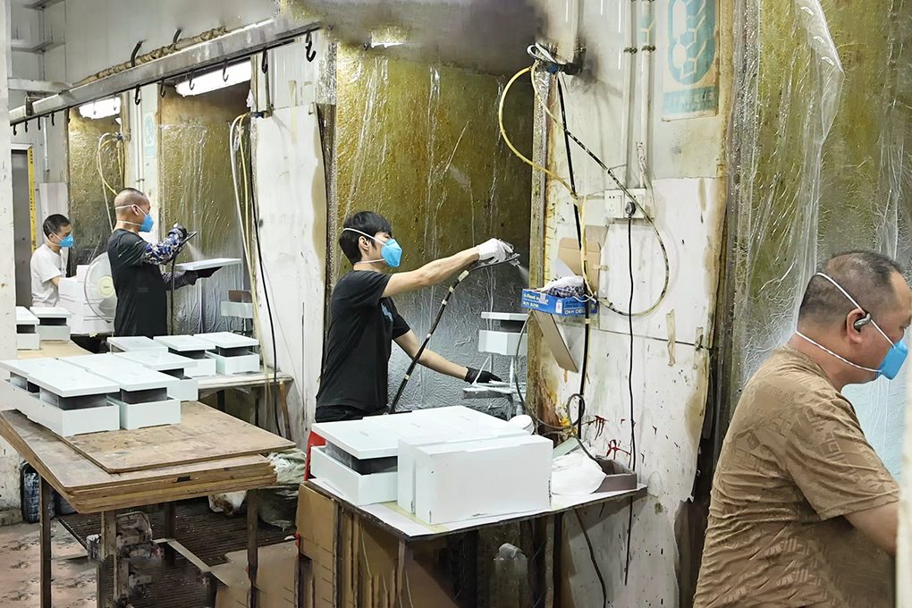 唐思包装手工喷漆台作业——礼盒表面喷涂与特殊效果工艺